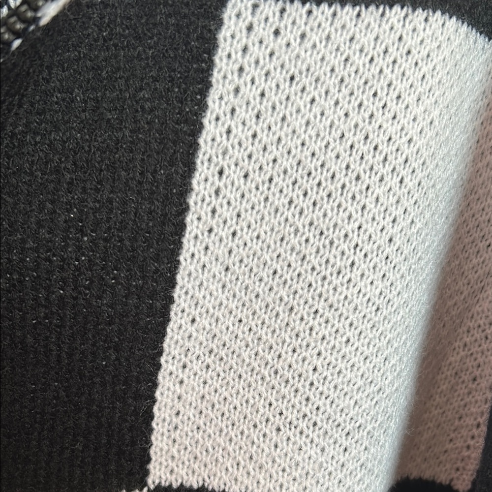 Dokotoo || Black and White Checkered Women's Sweater - Picture 4 of 6